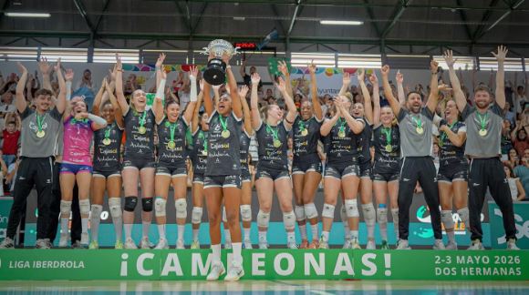 CAMPEONAS-LIGA-IBERDROLA levantando la copa